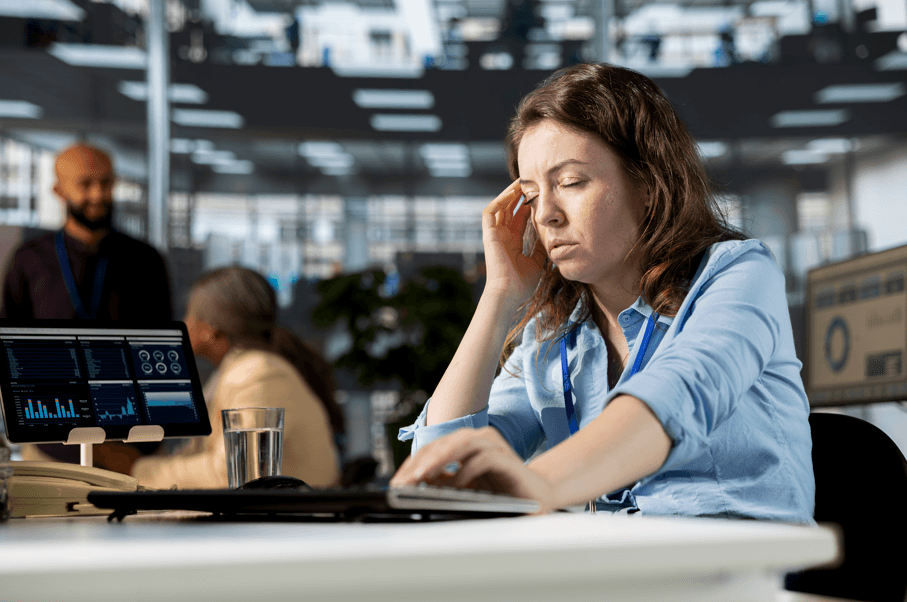 Remoção por Motivo de Saúde do Servidor Público: mulher se sentindo mal no trabalho.