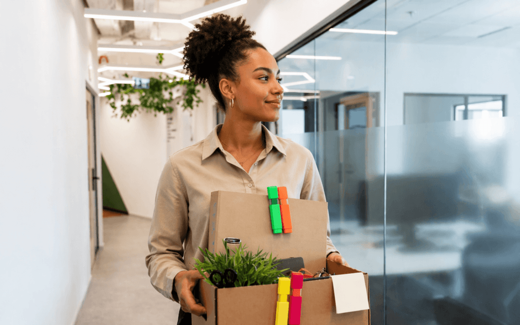 Reintegração de servidor público: mulher voltando ao trabalho após demissão.