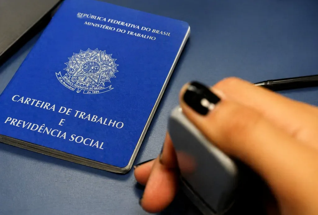 Servidor em licença não remunerada pode trabalhar: carteira de trabalho.