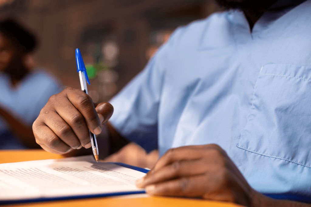 Como saber se sou pardo concurso: homem fazendo prova de concurso.