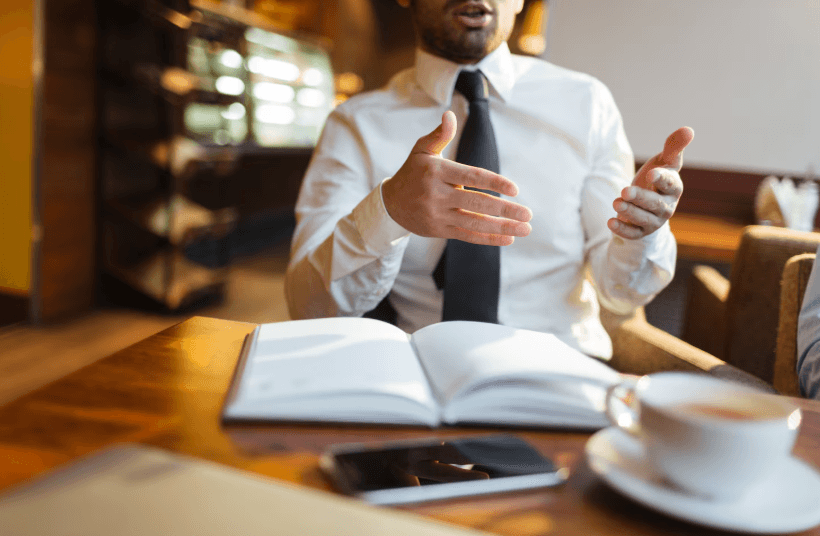 Como saber se sou pardo para concurso: advogado sentado à mesa conversando.