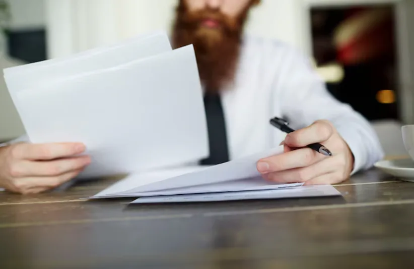 Formalismo moderado no PAD: advogado e cliente falando sobre a defesa.