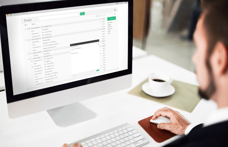 PAD por desídia: homem enviando e-mails.